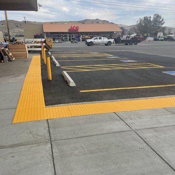 Fresh parking lot striping and asphalt paving completed by ACME Asphalt at Albertsons in Anaconda, MT